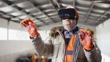 戴着安全帽和工作服的人正站在机库中间，用虚拟现实眼镜改变设置